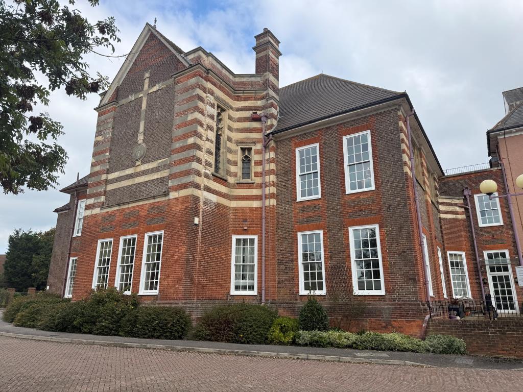 Lot: 55 - GROUND RENT INVESTMENT PLUS VACANT FIRST FLOOR FORMER CHAPEL WITH POTENTIAL - Front view of Chapel